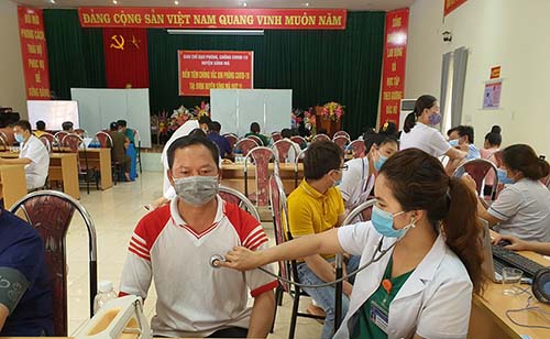 Huyện Sông Mã tiêm Vắc xin phòng Covid-19 đợt 2 năm 2021